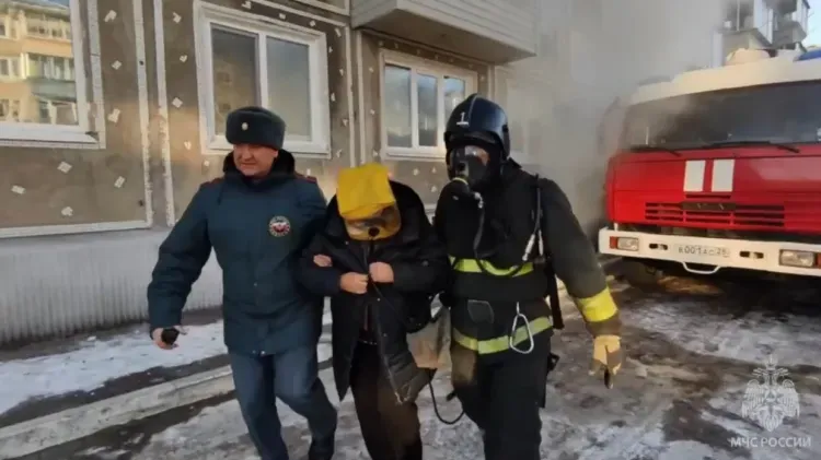 Пожар в подвале дома в Благовещенске тушили больше 20 пожарных