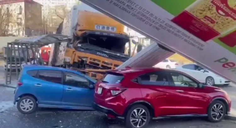 Фура снесла остановку, разбила машины, уронила билборд и загорелась во Владивостоке