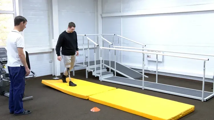 Участнику СВО заменили протез и научили правильно ходить