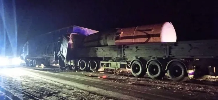 Большегрузы столкнулись на трассе в Амурской области, пострадал один водитель