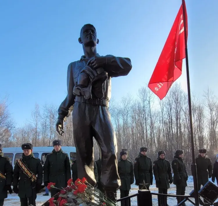 Памятник Герою Россию, погибшему в ходе СВО, открыли в Приамурье