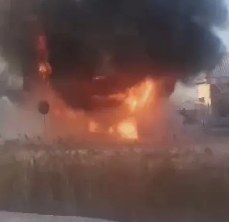 Открытым пламенем горел гостевой домик рядом с кафе Белогорска