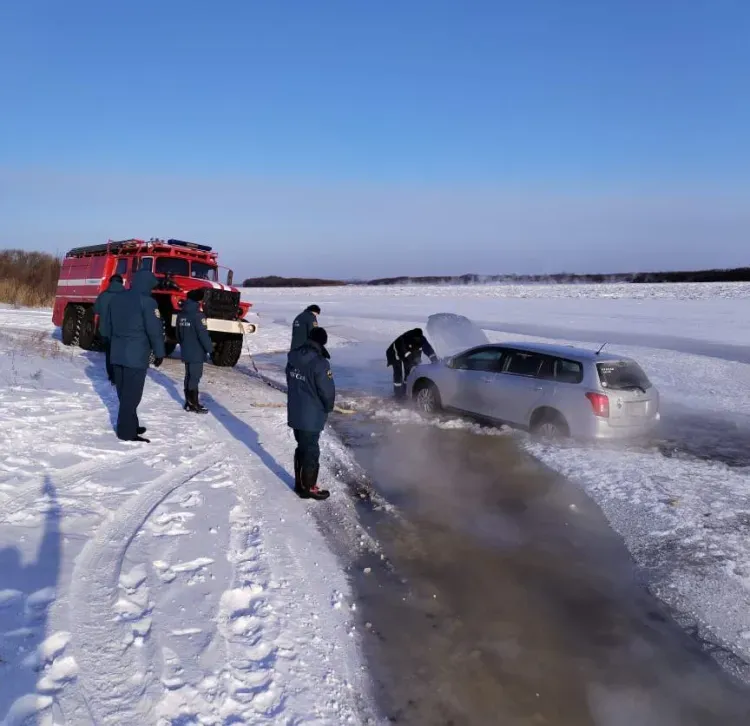 Вес автомобиля не выдержал лед реки Зея в районе Свободного  