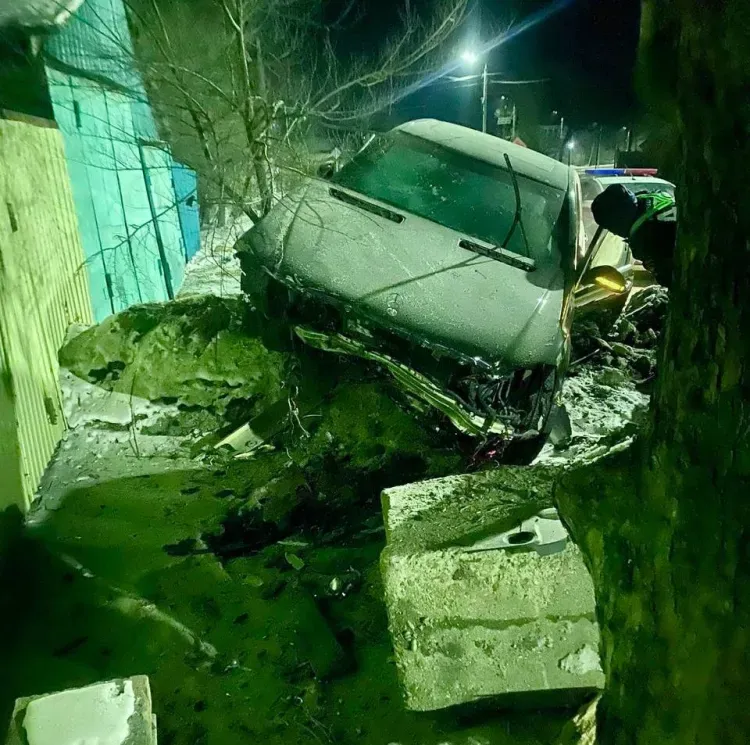 Мерседес врезался в бетонный блок в городе Свободном