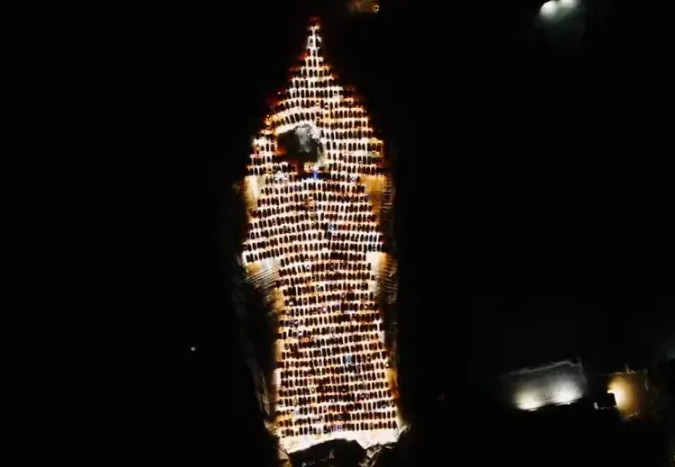 Самую большую елку России выстроили из 800 машин автомобилисты в Красноярске