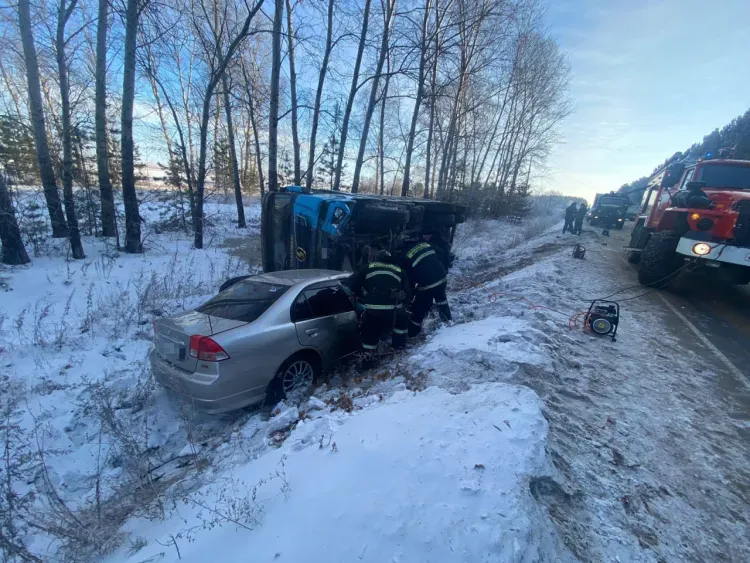 Машины слетели с дороги в Серышевском округе, на место выехали пожарные