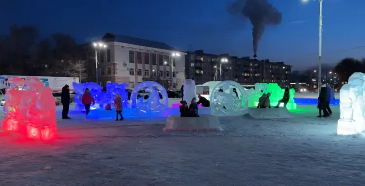 Змей Горыныч открыл ледовый городок в Белогорске