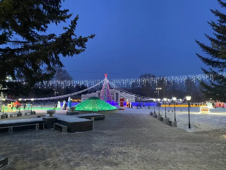 Змей Горыныч открыл ледовый городок в Белогорске