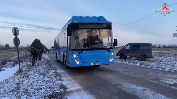 Российских военнослужащих вернули из украинского плена после переговоров