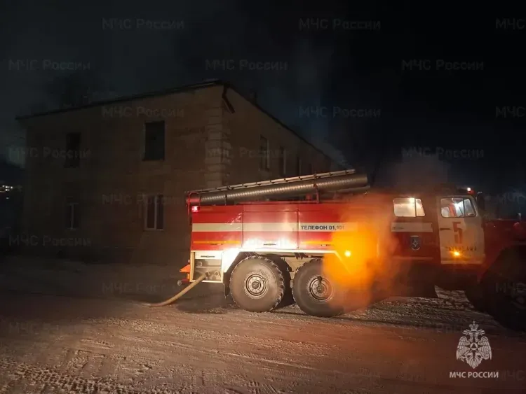 Пожар тушили в двух квартирах частично расселенного дома в Свободном