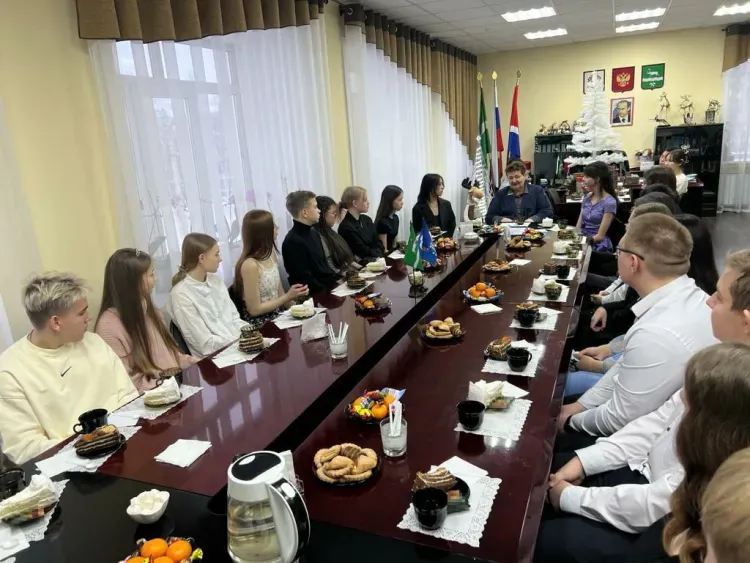 Глава Тындинского округа рассказала детям про свои школьные годы