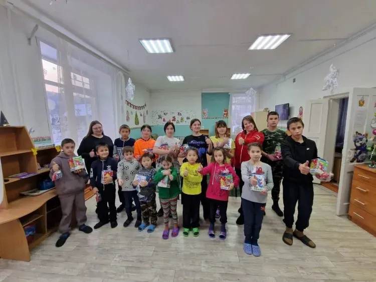 Волонтеры ЗабЖД передали более 900 подарков детям и одиноким пенсионерам в Забайкалье и Приамурье