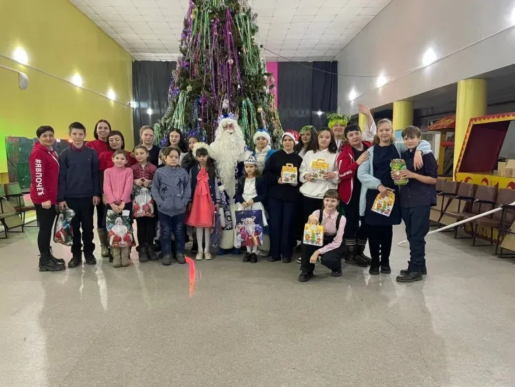 Волонтеры ЗабЖД передали более 900 подарков детям и одиноким пенсионерам в Забайкалье и Приамурье