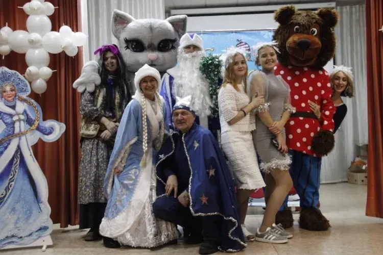 Волонтеры ЗабЖД передали более 900 подарков детям и одиноким пенсионерам в Забайкалье и Приамурье