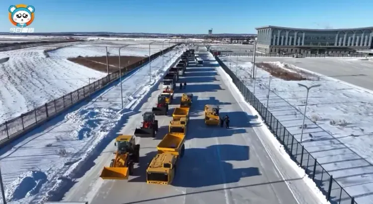 Самолетные тягачи завезли в Приамурье по автомобильному мосту с Китаем