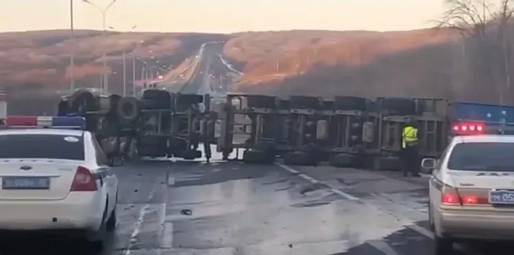 Перевернувшийся большегруз заблокировал трассу Владивосток-Уссурийск