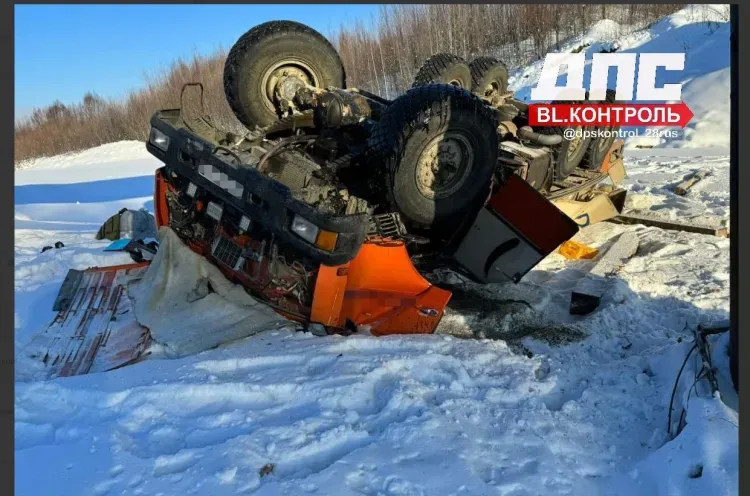 Автобус с людьми упал с моста в Селемджинском районе