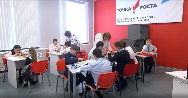 Школьники создают агротехнические модели в амурской "Точке роста"