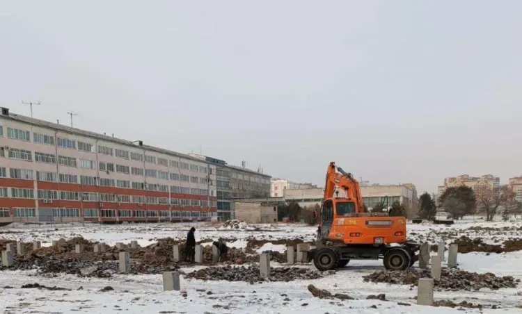 На территории АмГУ приступили к строительству ледовой арены