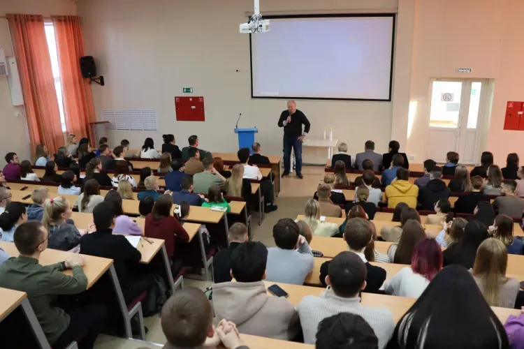 Политик помогает восстанавливаться врачам в прифронтовом госпитале