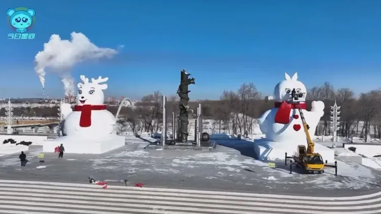 Гигантские снеговики появились в Китае рядом с Благовещенском