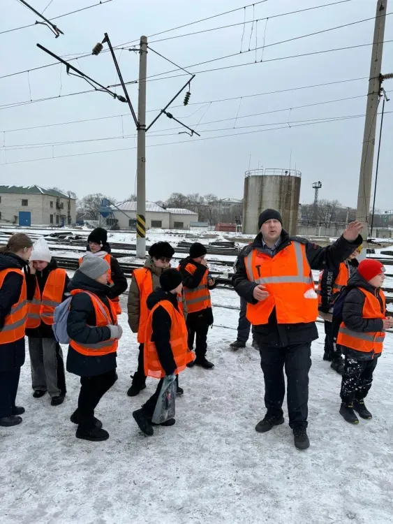 Волонтёры-железнодорожники организовали занятия по безопасности и экскурсию в Белогорское локомотивное депо для школьников из Благовещенска