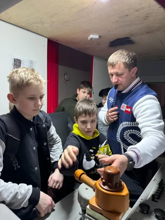 Волонтёры-железнодорожники организовали занятия по безопасности и экскурсию в Белогорское локомотивное депо для школьников из Благовещенска