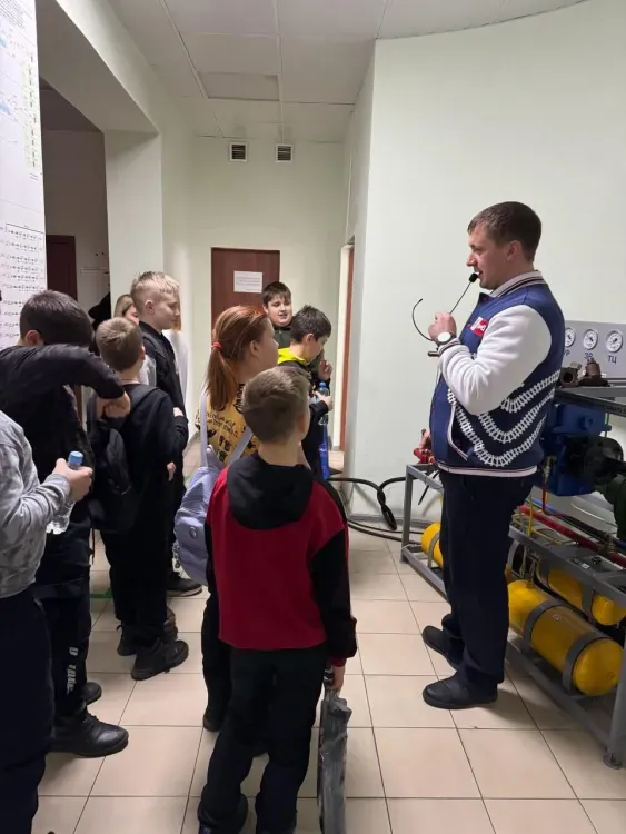 Волонтёры-железнодорожники организовали занятия по безопасности и экскурсию в Белогорское локомотивное депо для школьников из Благовещенска