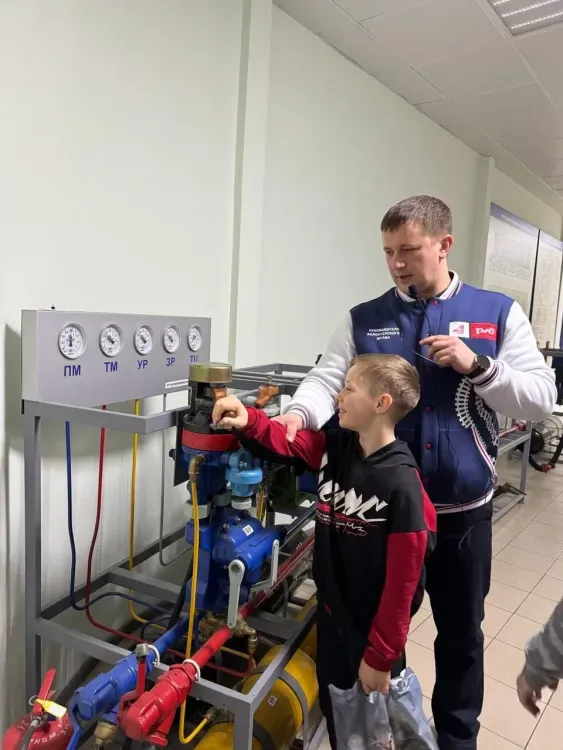 Волонтёры-железнодорожники организовали занятия по безопасности и экскурсию в Белогорское локомотивное депо для школьников из Благовещенска