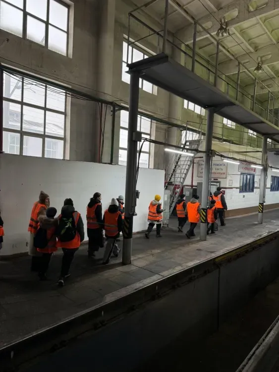 Волонтёры-железнодорожники организовали занятия по безопасности и экскурсию в Белогорское локомотивное депо для школьников из Благовещенска