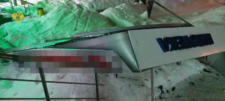 Вывеска банка упала на пенсионерку в Москве, женщину доставили в больницу