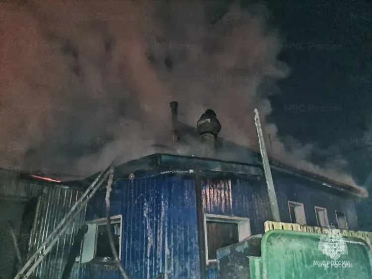 Два человека погибли в результате пожара на частном доме в Белогорске