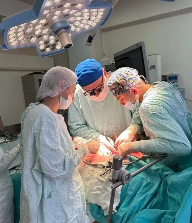 Хирурги Амурской областной больницы избавили женщину от редкой патологии