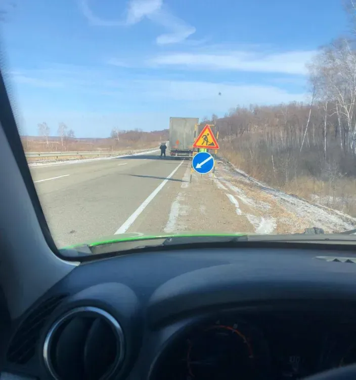 Водителей предупредили о фуре, застрявшей на трассе Благовещенск-Свободный