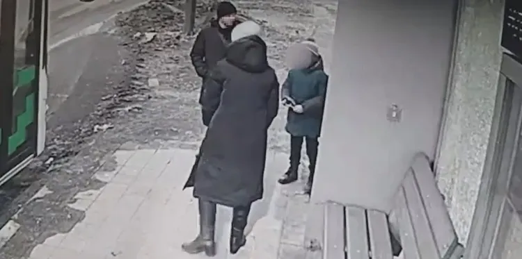 Ребенок рогаткой разбил стекло на остановке Благовещенска