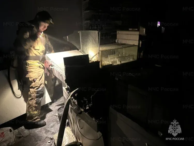 Магазин горел ранним утром в торговом центре Благовещенска