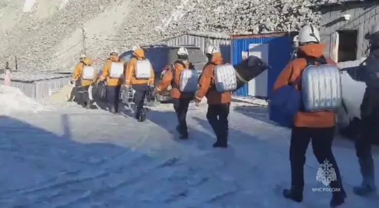 13 человек находятся в обрушившейся в Приамурье шахте, сообщили в АО "Покровский рудник"