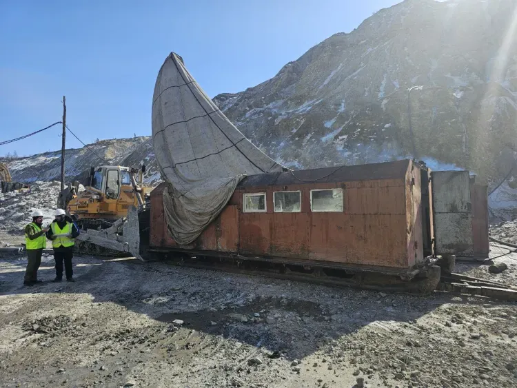 "Ситуация сложная": шахтеры вторые сутки остаются под завалами в Амурской области