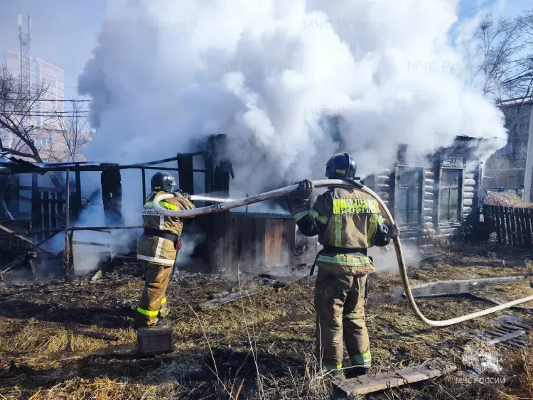 Трое мужчин погибли в пожаре, произошедшем в Благовещенске