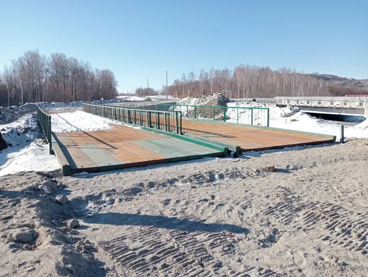Объездную дорогу и временный мост обустраивают на трассе Благовещенск - Свободный