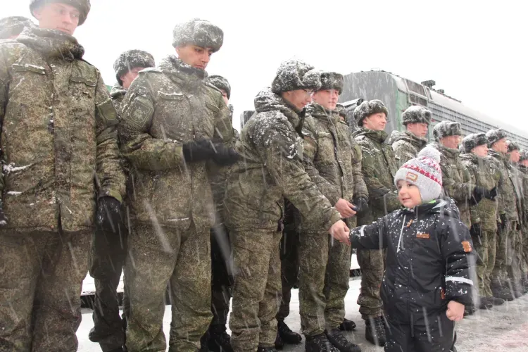 Ребенок пожал руки военнослужащим на митинге в Амурской области
