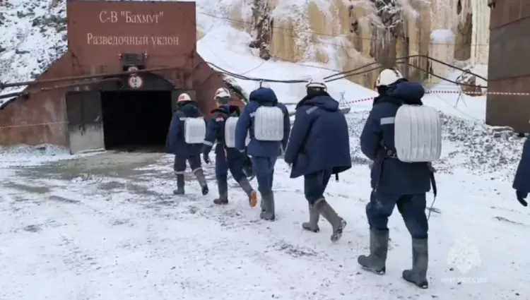 Стало известно, в каком режиме бурят скважины на руднике "Пионер", где под завалами остаются 13 человек