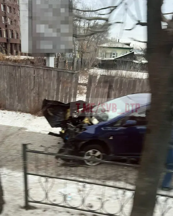 Автомобиль на скорости снес павильон на остановке в Свободном