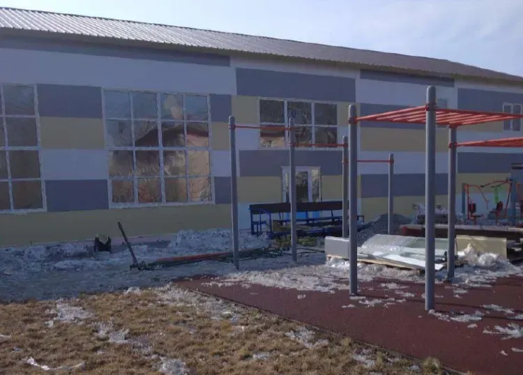 Спортивный зал достраивают для школы в Свободном