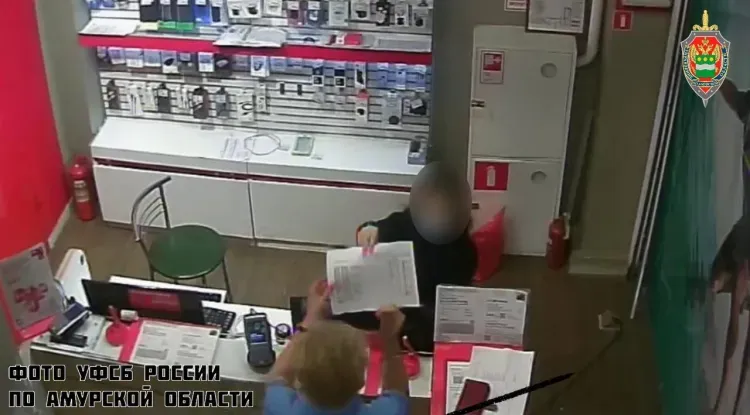 Сотрудницу сотовой компании подозревают в нарушении тайны переписки абонента