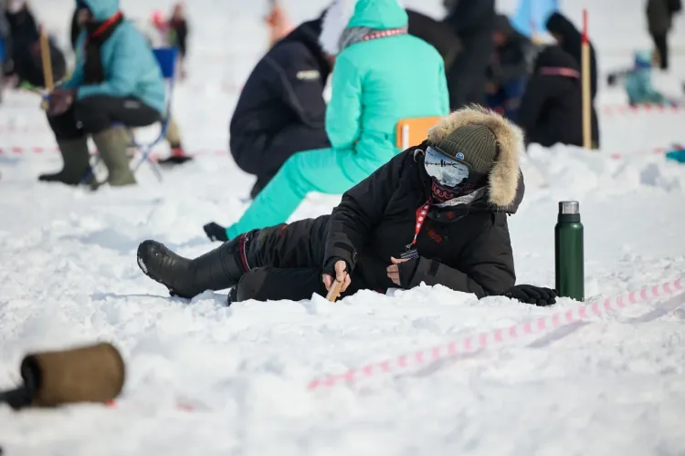 Рыбаку с Чукотки вручили 100 тыс. рублей за пойманную корюшку