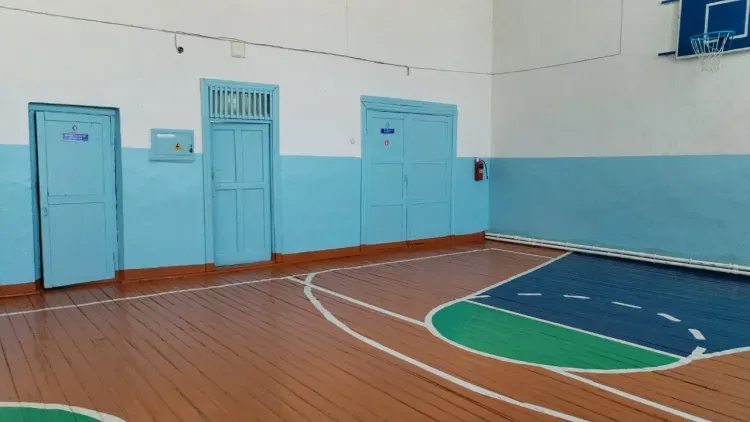 Безопасный пол появится в спортзале сельской школы в Белогорском округе