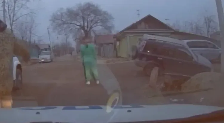  "Это же гонят": в Благовещенске пьяный водитель скатился в кювет на угнанной машине