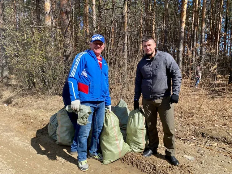 На субботник в Чигири вышла администрация Благовещенского округа
