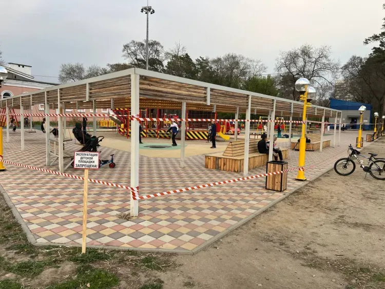 Детскую площадку в горпарке Благовещенска закрыли на ремонт